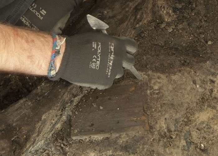 木板因埋在古时河流的湿土中,故得以长时间保存。