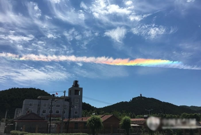 这种天文现象的学名叫“环地平弧”。