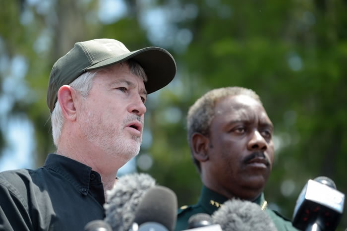 警长戴明斯(右)及野生物保护处人员回答记者问题。