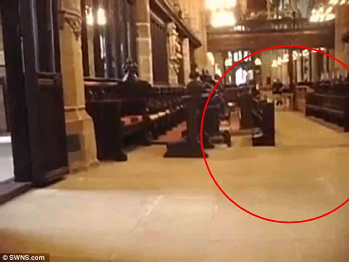 英国超自然现象研究者在教堂拍到疑似鬼魂黑影飘过