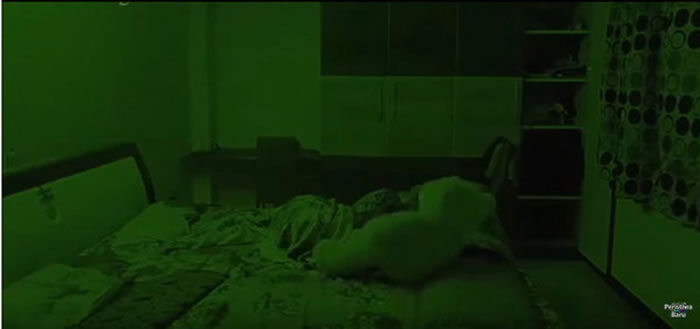 在毫无外力下,泰迪熊娃娃竟然起身了。