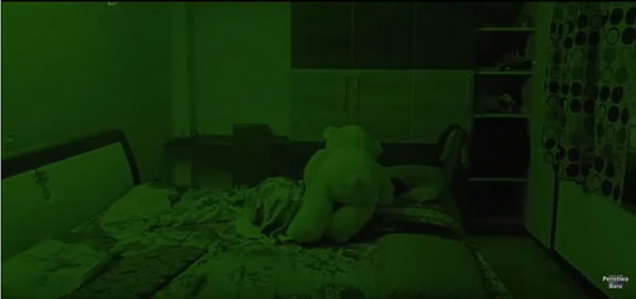 泰迪熊娃娃被鬼附身?半夜竟然自动爬起压在女孩身上。