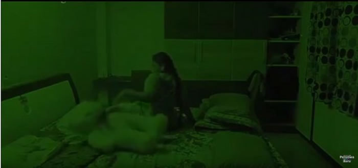 女孩感觉身上被压迫,起身把泰迪熊娃娃拨开。