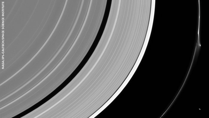 土星光环中飞出外星飞船?