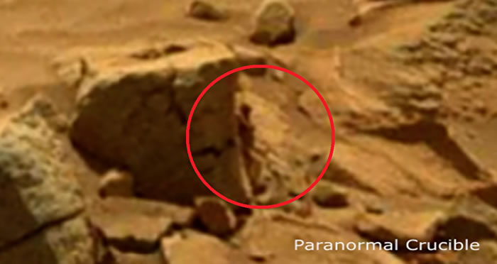 UFO猎人在好奇号火星车拍摄的照片中发现了异常现象,一个“人形生物”躲藏在岩石后方,推测其身高仅有15厘米。