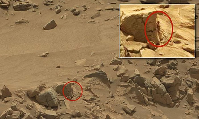 UFO猎人在好奇号火星车拍摄的照片中发现了异常现象,一个“人形生物”躲藏在岩石后方,推测其身高仅有15厘米。