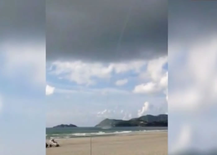 当时乌云中有一条“长须”出现,将天空及海面连接,并形成龙卷风。