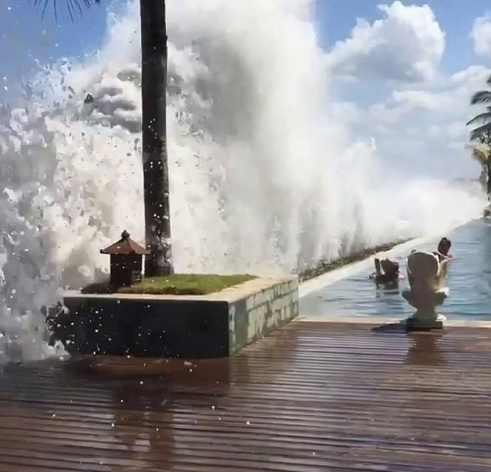 大浪直击沿岸,造成部分设施受损。