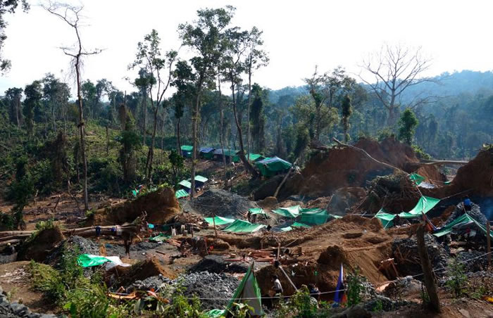 缅甸胡康河谷矿藏是白垩纪琥珀非常珍贵的来源。琥珀不仅因其瑰丽,更因为本身蕴含的科学讯息而价值连城。 PHOTOGRAPH BY MO LI