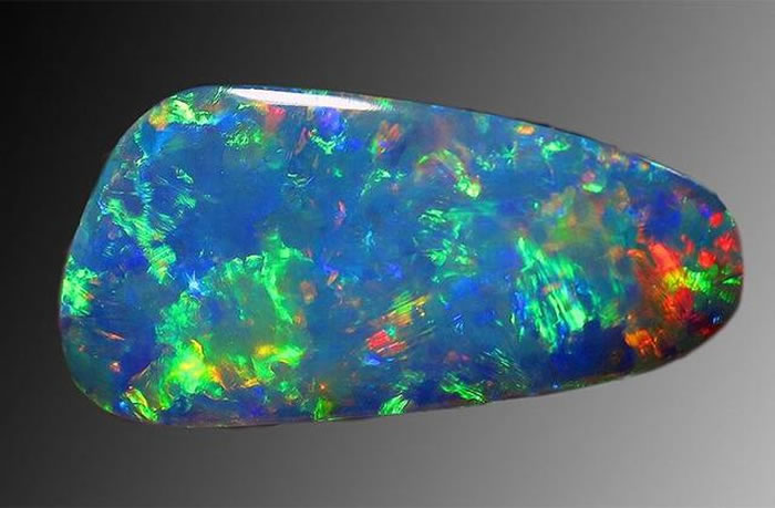 这是地球上形成的猫眼石,历经数百万年时间,是二氧化硅在水中逐渐变硬形成的。