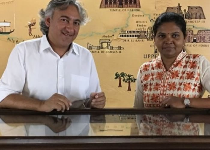 沙赫(左)称修补木乃伊的工序相当复杂。