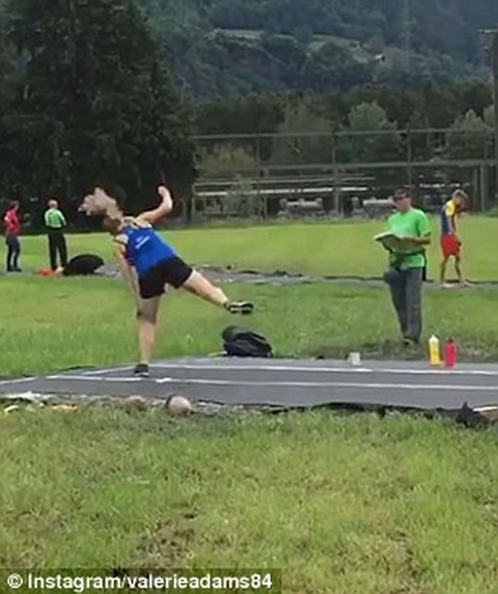 ��ʹ��������Ůѡ��Ͷ��4kg�������ҵ��Ա��в�������