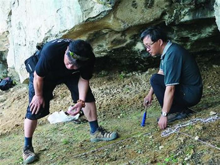 考古人员在发掘现场工作情形。