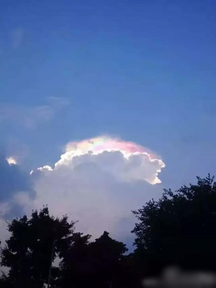 四川泸州古蔺县天空现“七彩祥云”