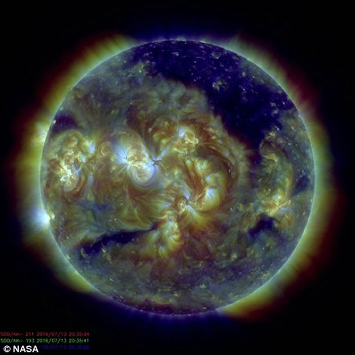 天文学家最新观测太阳大气层中存在一个巨大“黑洞”