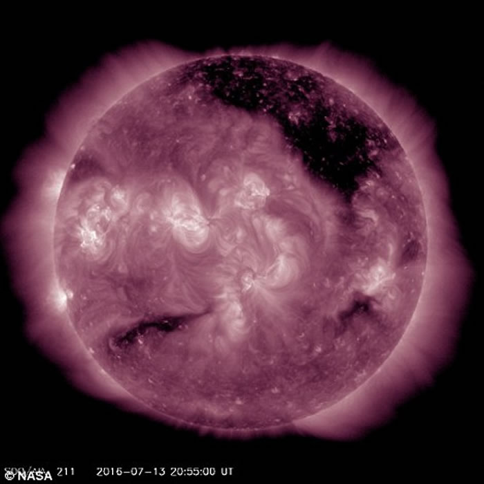 天文学家最新观测太阳大气层中存在一个巨大“黑洞”