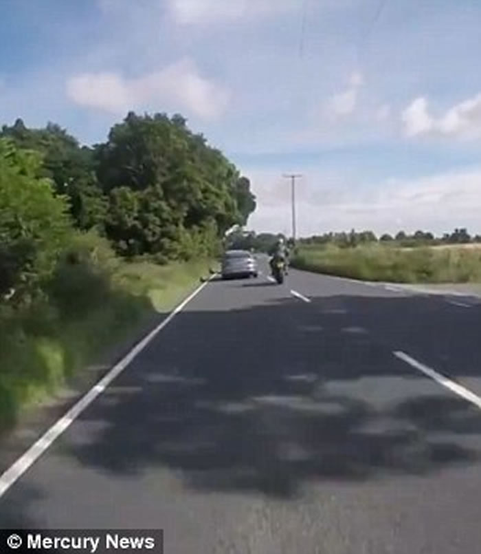 Ӣ�����Ӽ�Ħ�г�����������ײ��