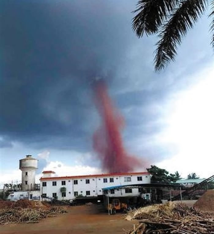 龙卷风原地旋转7分钟后消散。
