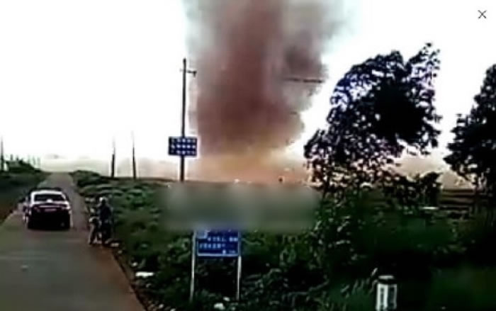 有市民当起“追风少年”,驾车前往龙卷风出现地点拍摄。