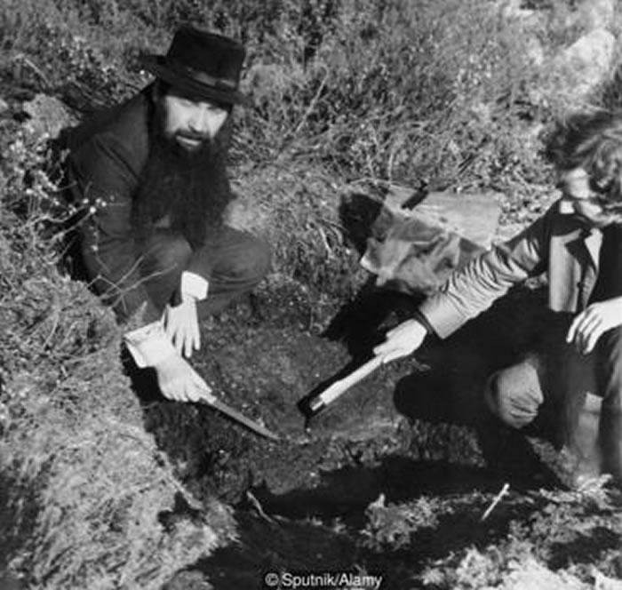 有些科学家在参观过爆炸遗址后,提出了一些奇怪的理论。