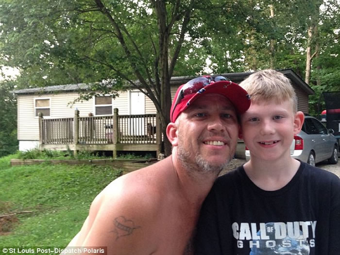 美国男子声称为保护儿子