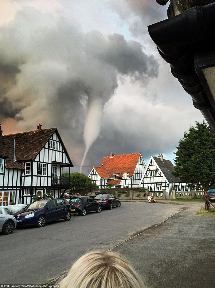 英国酒徒懒理龙卷风来袭 继续在花园内饮啤酒