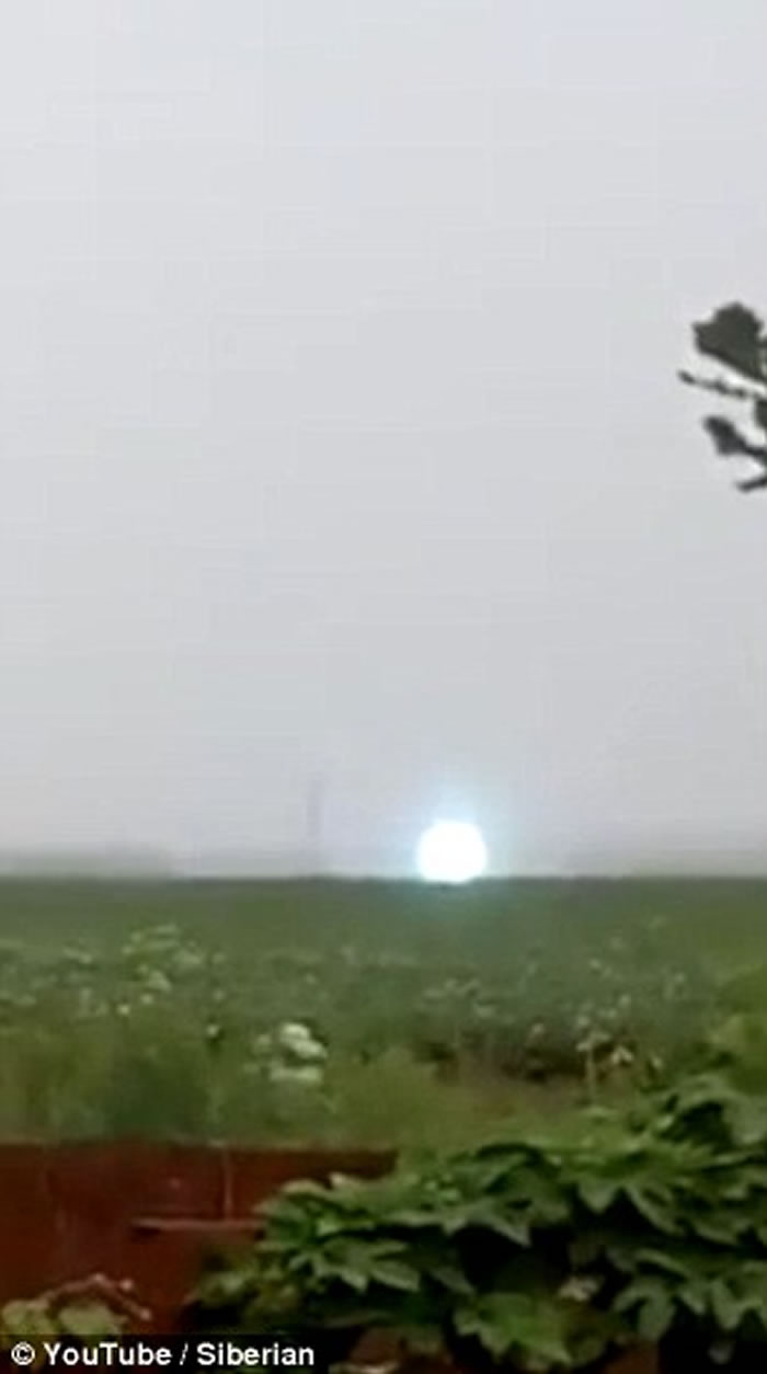 俄罗斯拍摄到非常罕见的球状闪电