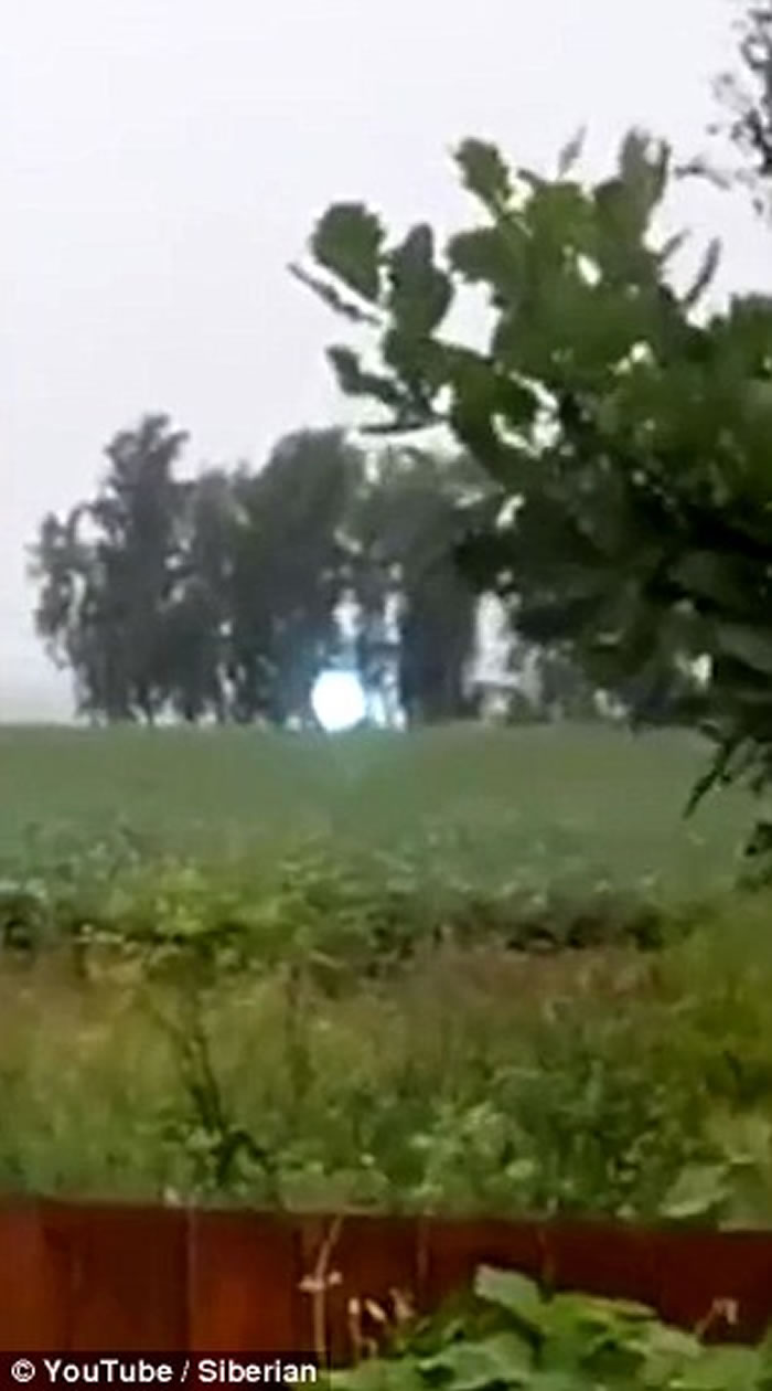 俄罗斯拍摄到非常罕见的球状闪电