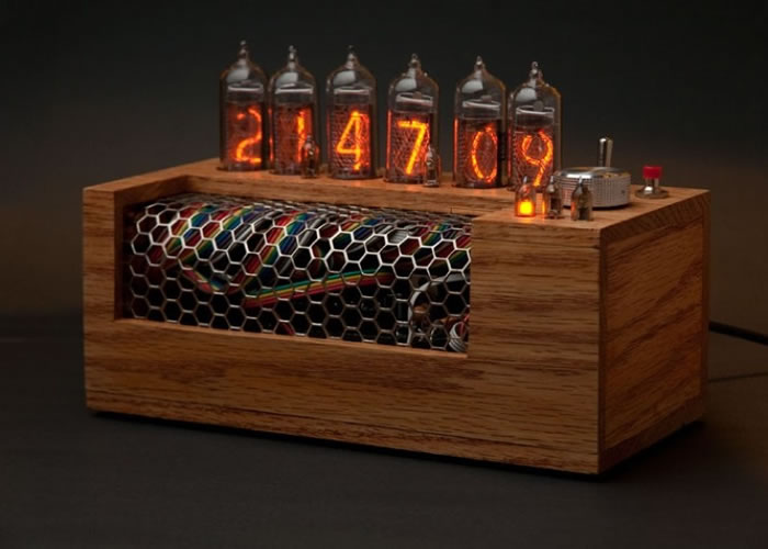 Nixie Clock以真空管内的发光金属线圈显示时间。