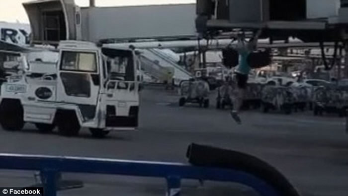 西班牙马德里国际机场男子错过登机 跑道狂奔追飞机