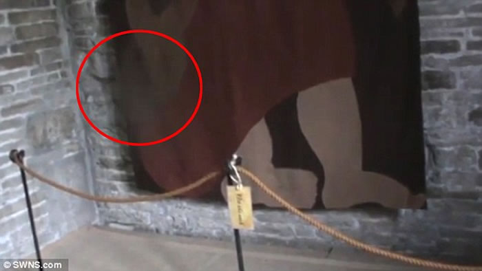 英国“捉鬼大师”Mark Vernon访著名鬼屋拍到疑似“幽灵”