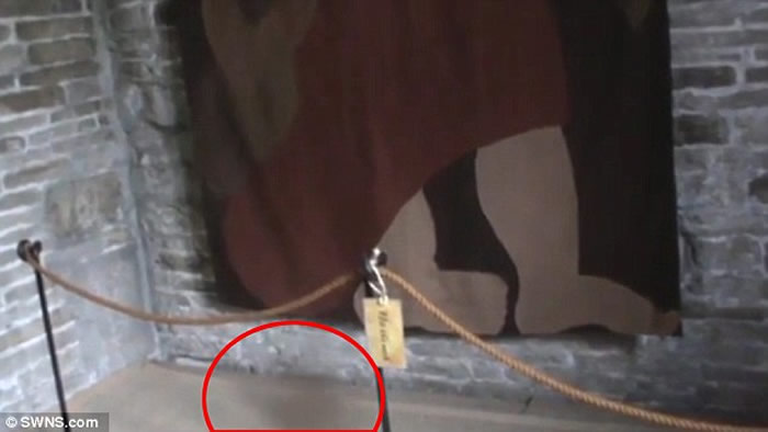 英国“捉鬼大师”Mark Vernon访著名鬼屋拍到疑似“幽灵”