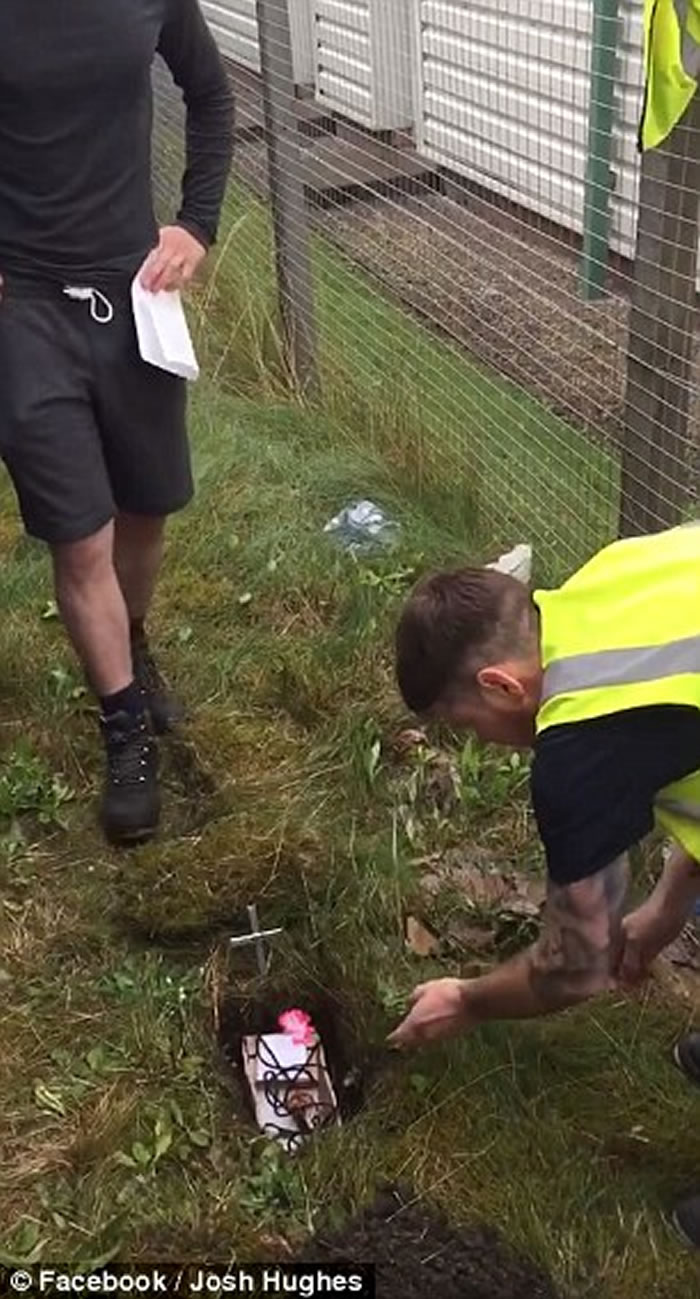 С��������׹������ Ӣ��һȺ���Ṥ��̧������������ʽɥ��