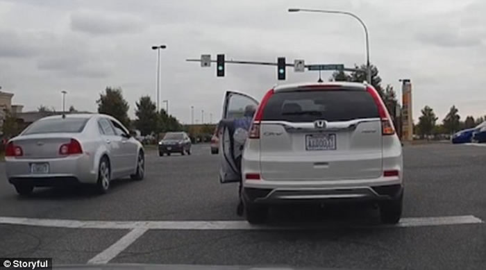 Ӣ������Ů˾�����Լ���ʻ�ĳ�շ��