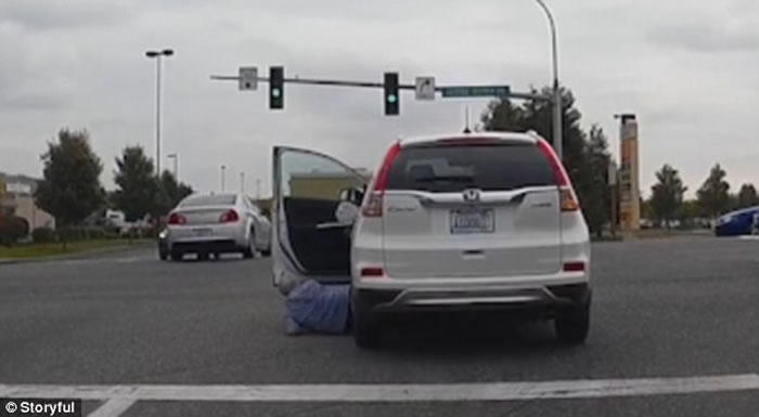 Ӣ������Ů˾�����Լ���ʻ�ĳ�շ��