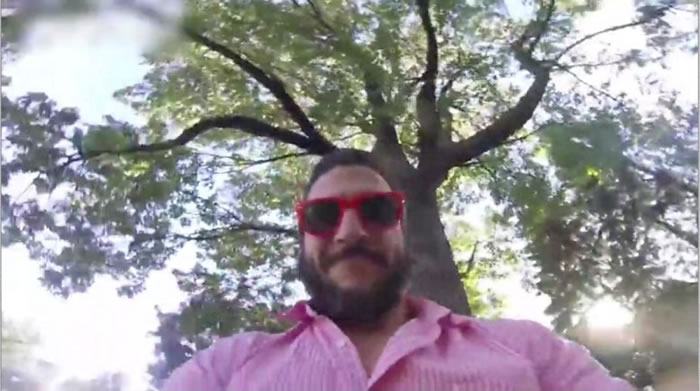 费赖的运动相机失而复得,不禁笑逐颜开。