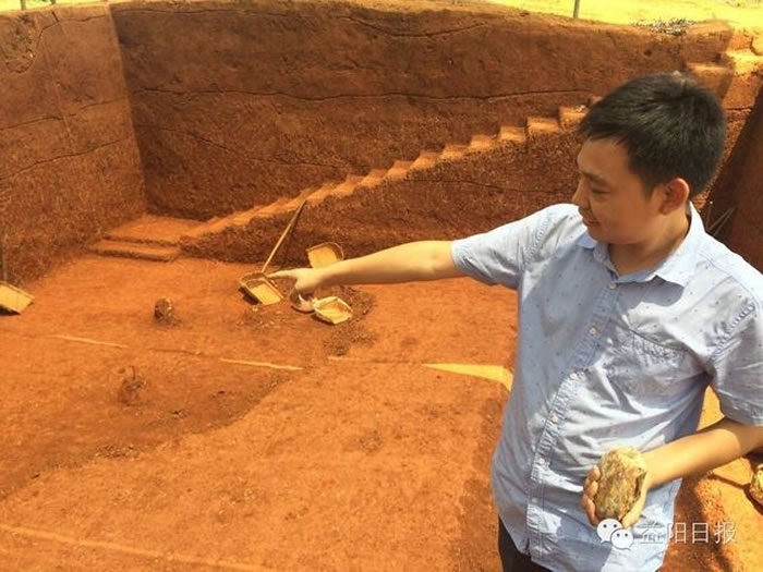 李意愿向记者介绍考古发掘过程