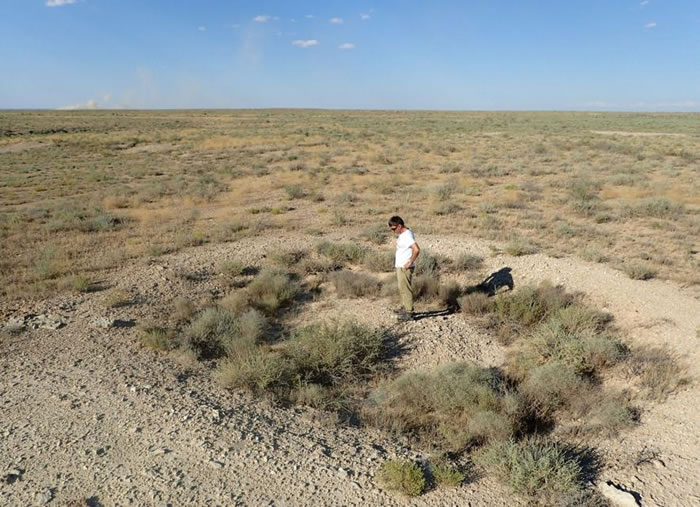 乌兹别克西部,导游阿济兹.卡马杜罗夫(Aziz Khalmadurov)正站在一个巨大沙漠风筝──一座曾经宰杀了无数只羚羊的巨型捕兽陷阱──的隔室,也就是用来坑