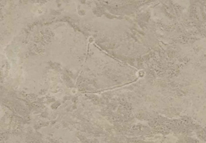 从卫星照片看同一个捕兽设施,陷阱墙总长超过60公尺,三个坑杀室则分别位在不同角落。卡马杜罗夫站的位置则是上方那个。 SATELLITE IMAGE FROM D