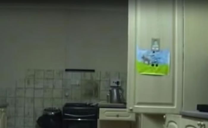 家中监控镜头拍到厨房出现的灵异一幕:厨具满天飞柜门自动打开