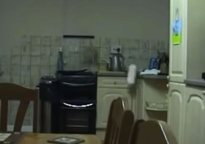 家中监控镜头拍到厨房出现的灵异一幕:厨具满天飞柜门自动打开