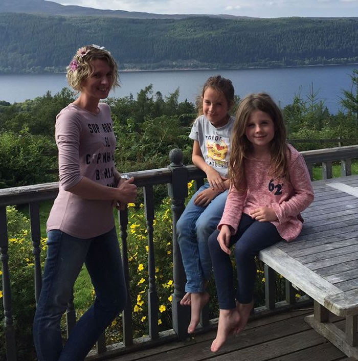 尼斯湖水怪再度现身?游客湖边享用午餐时发现水面出现神秘涟漪