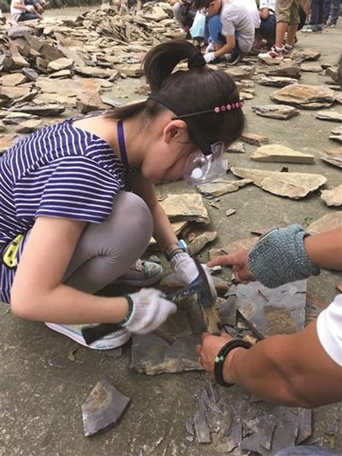 参与者在砸化石