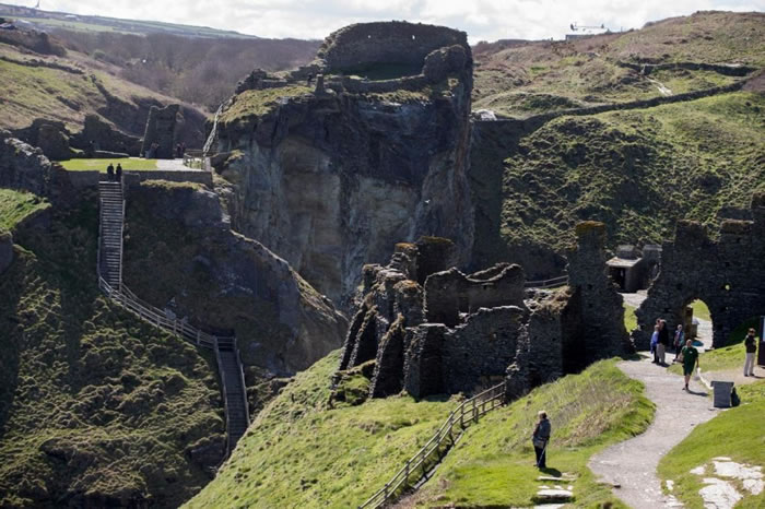 廷塔哲(Tintagel)城堡的遗迹一景;亚瑟王的母亲据说在这里怀下他,13世纪英国贵族为了让自已与传奇的亚瑟王连结起来,在这里盖城
