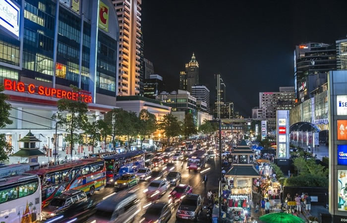 繁忙时间人车争路的现象常见于现代大城市。