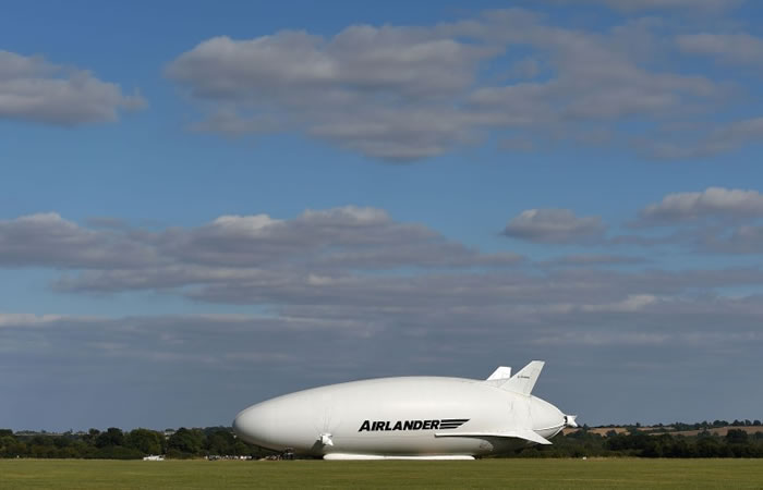 Airlander10在空中飞翔。