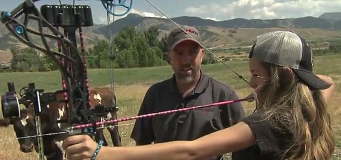 古尔丹(右)早前随伊莱(左)到非洲打猎。