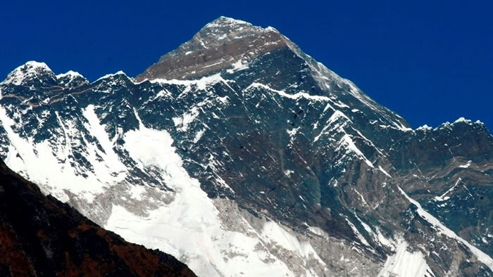 印度夫妇称成功登上圣母峰(珠穆朗玛峰)被证照片PS造假 10年内不得再爬尼泊尔的山