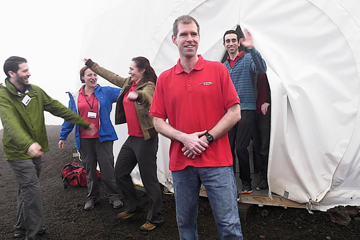 ��Բ��������������һ��֮��HI-SEA��Ա����8��28�մ�λ��������ë�����ǻ�ɽ��Mauna Loa�������ϵ�ģ����������˳����� PHOTOGRAPH CO