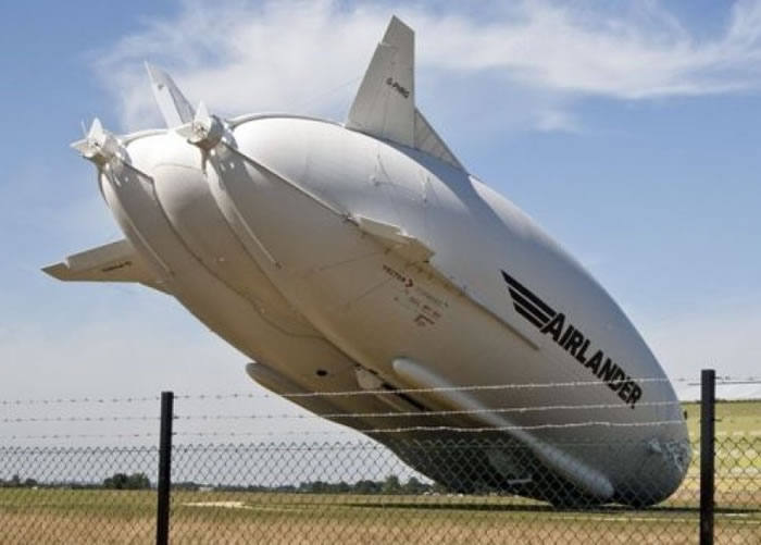 Airlander10回程降落时坠地。